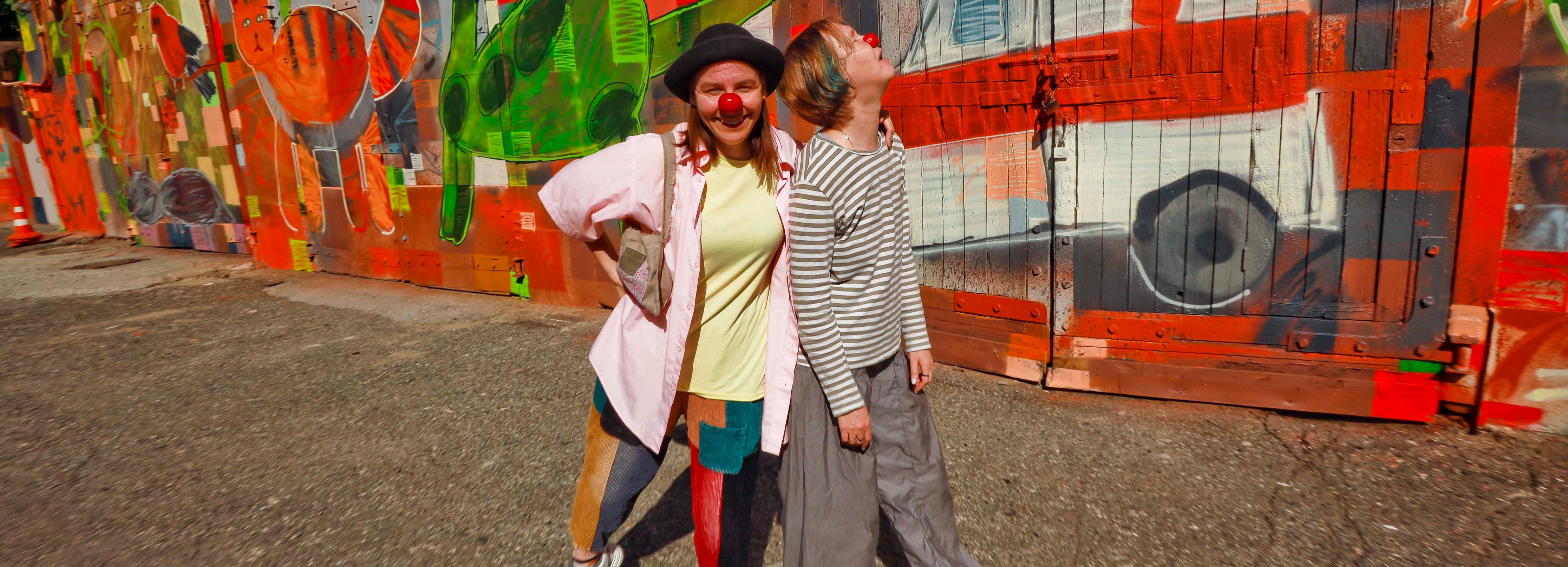 Лечение творчеством: двор больницы украсили граффити по эскизам детей