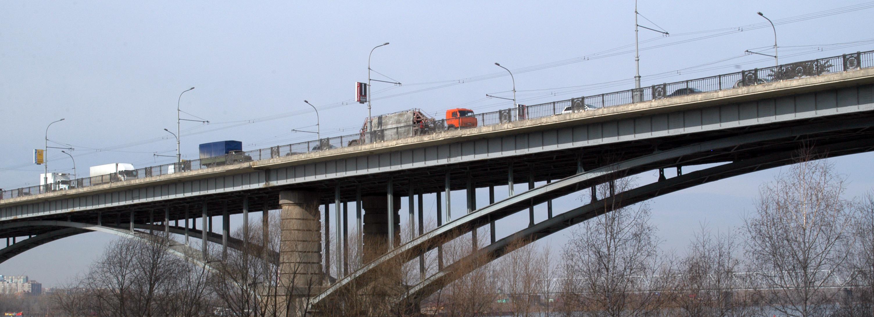 Грузовикам запретили въезжать на Октябрьский мост