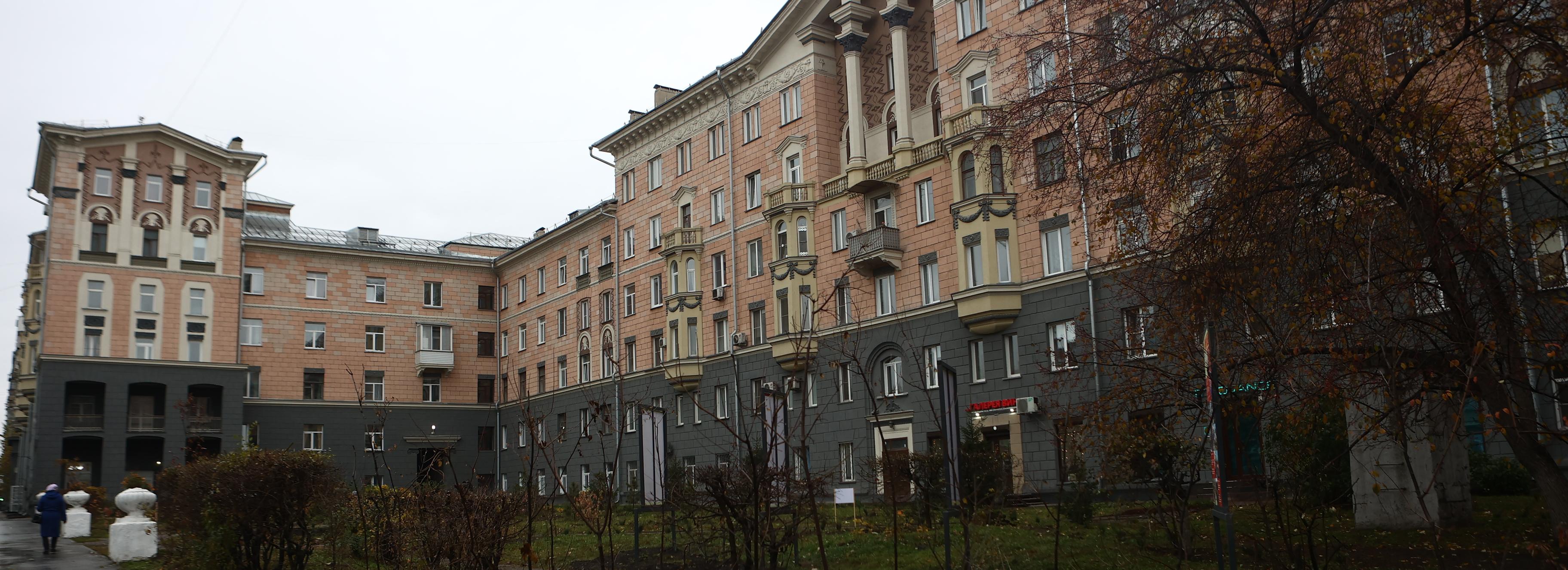 Парк из 500 растений разбили перед эффектной сталинкой на Станиславского