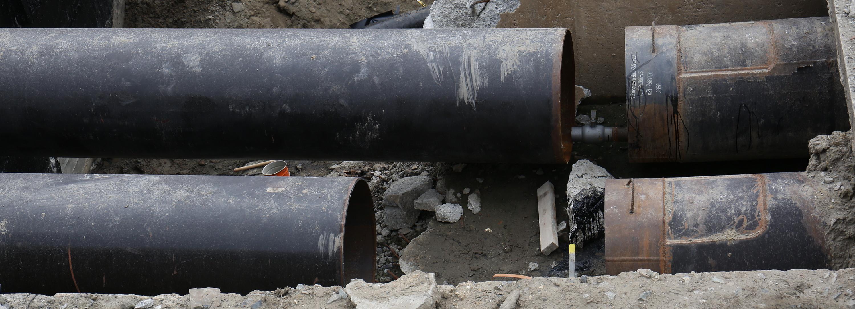 Аварийный ремонт теплотрассы перекрыл движение на улице Вертковской