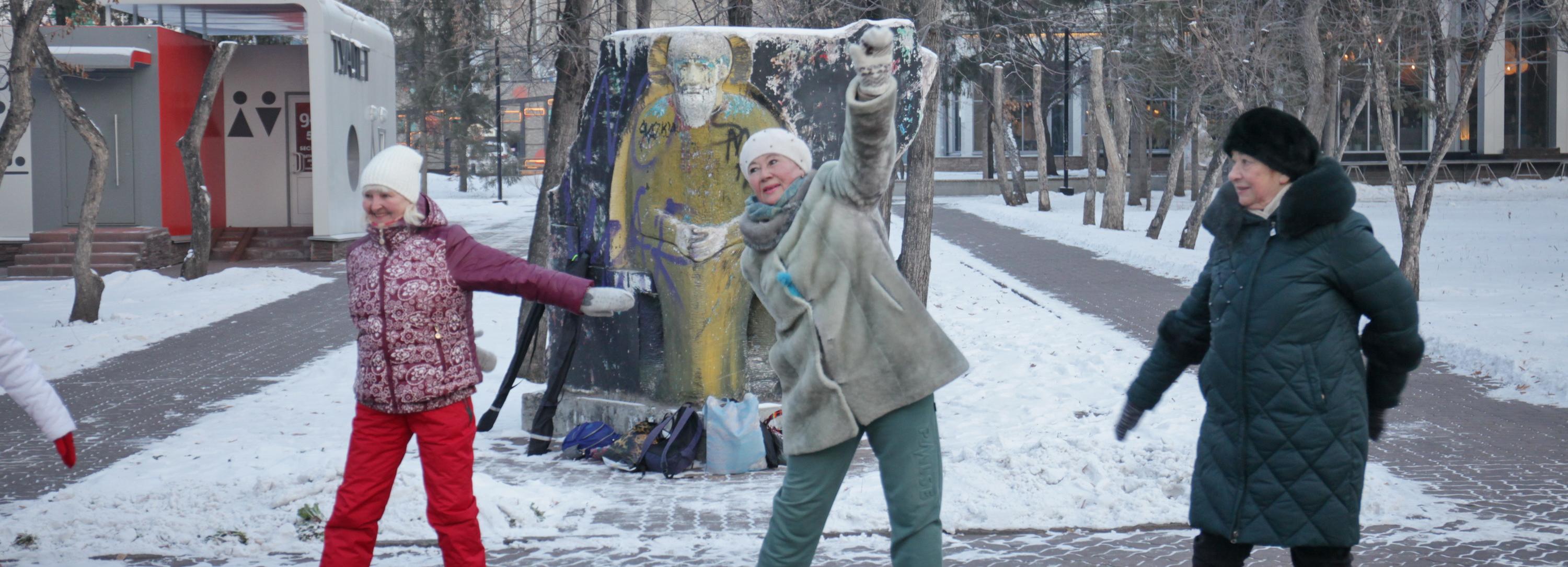 Зимняя зарядка: новосибирцы растянули позвоночник в Первомайском сквере