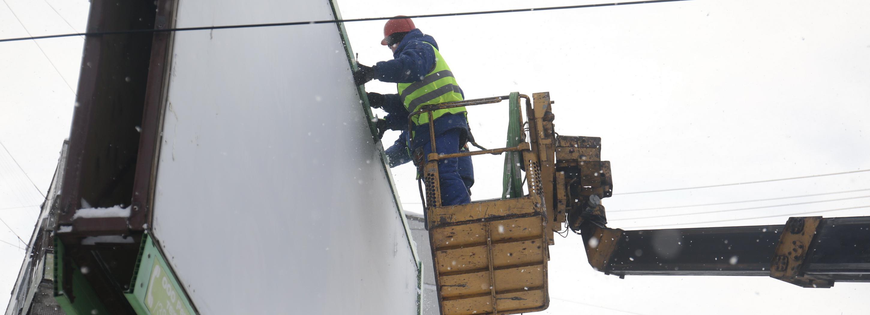 «Это наследие 90-х»: Красный проспект очищают от рекламы