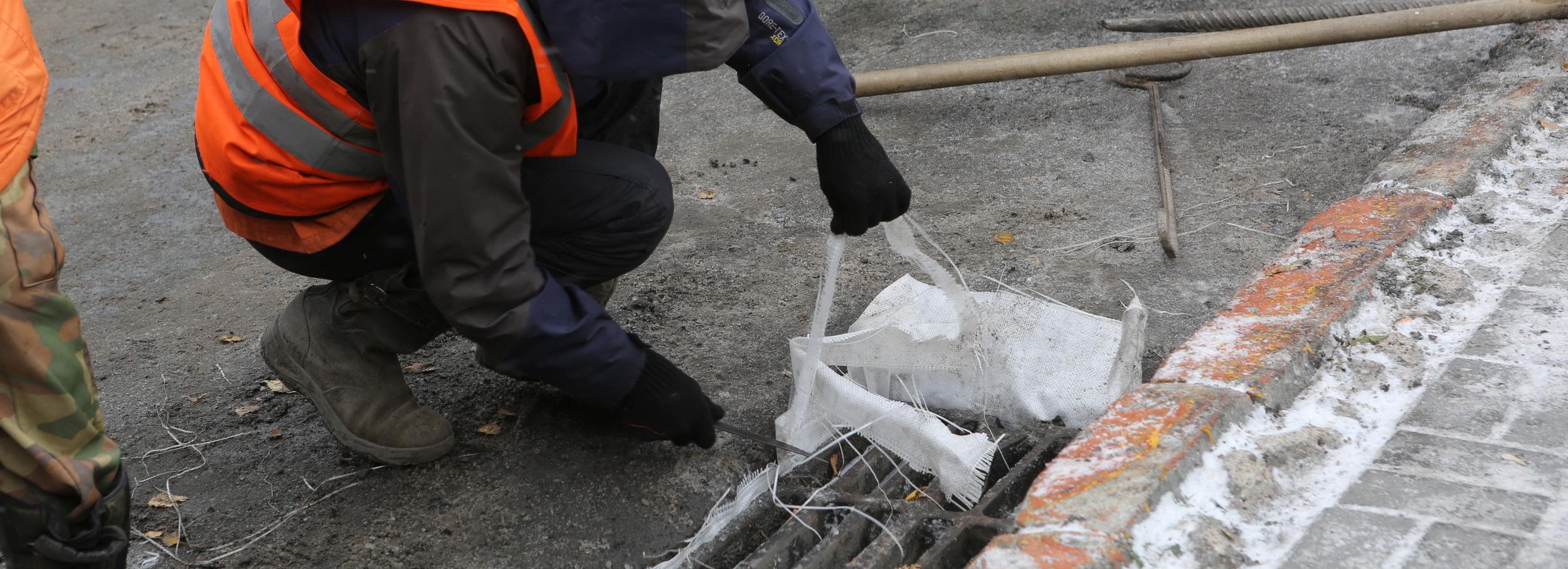 Из-за тёплой погоды дорожники откупоривают ливнёвки в Новосибирске