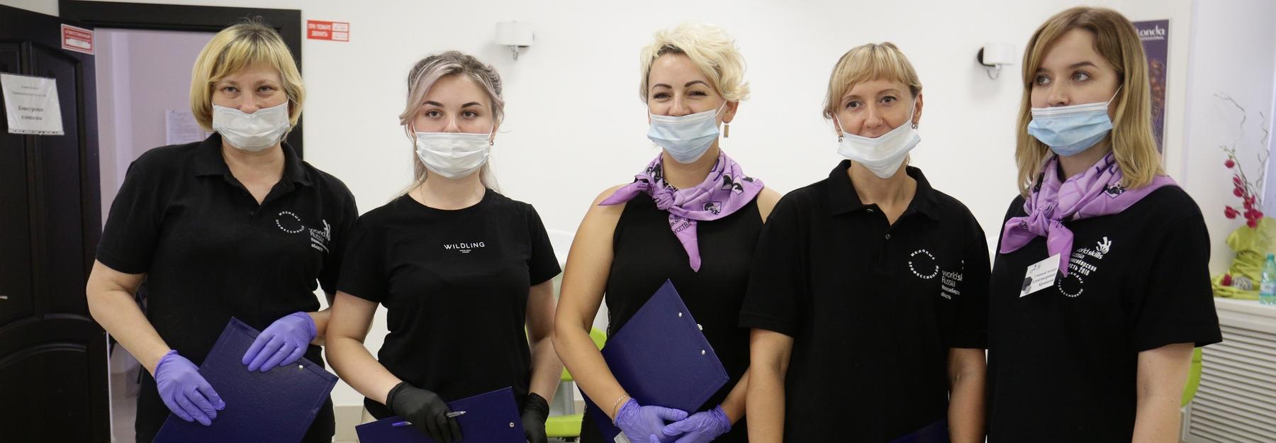 50-летних студенток учат парикмахерскому искусству в Новосибирске