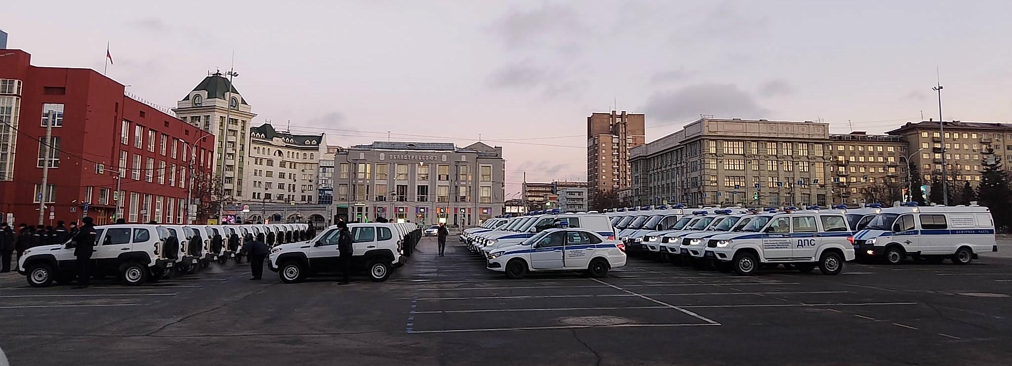 Ключи от 62 новых автомобилей вручили полицейским на площади Ленина