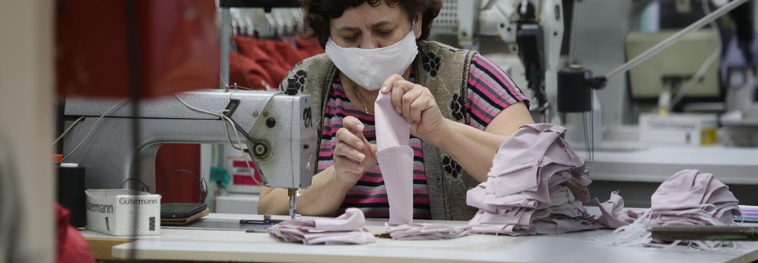 Швейные предприятия Новосибирска переключились на многоразовые маски