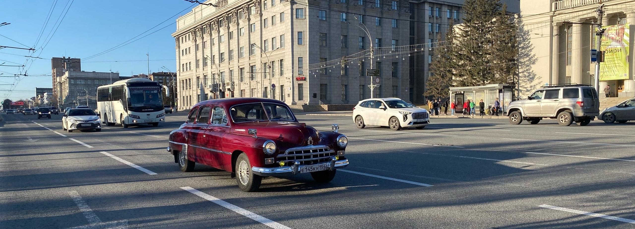 Колонна ретроавтомобилей проехала по Красному проспекту: фото