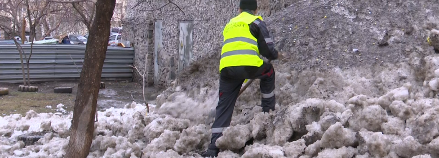 Ворошат с семи утра: холодная весна добавила работы дворникам