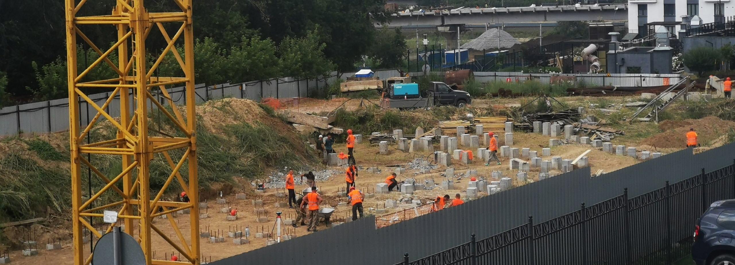 Стройка ГЧП-поликлиники внезапно ожила возле парка имени Кирова