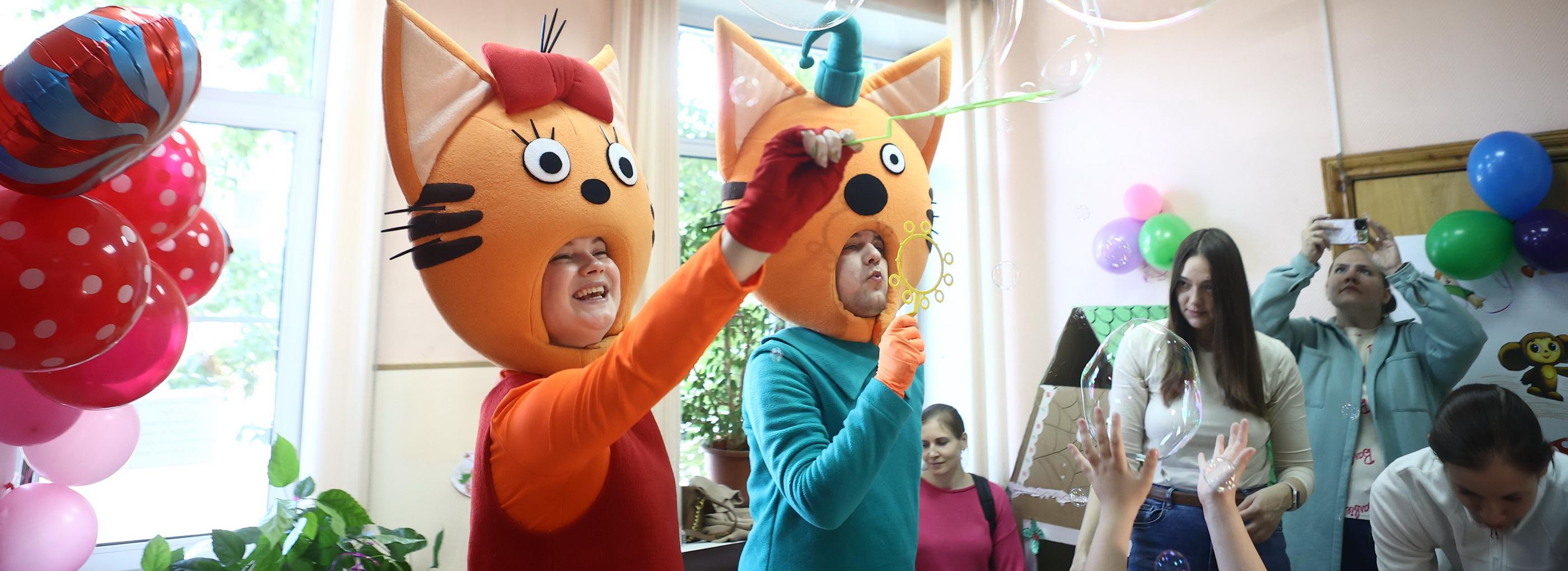 Карамелька и Компот устроили праздник малышам из центра «Магистр»