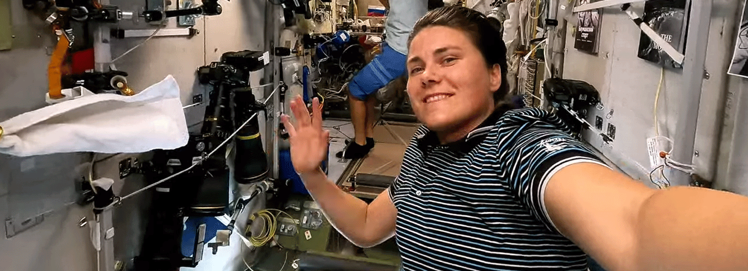 Космонавтка Анна Кикина показала уборку в невесомости