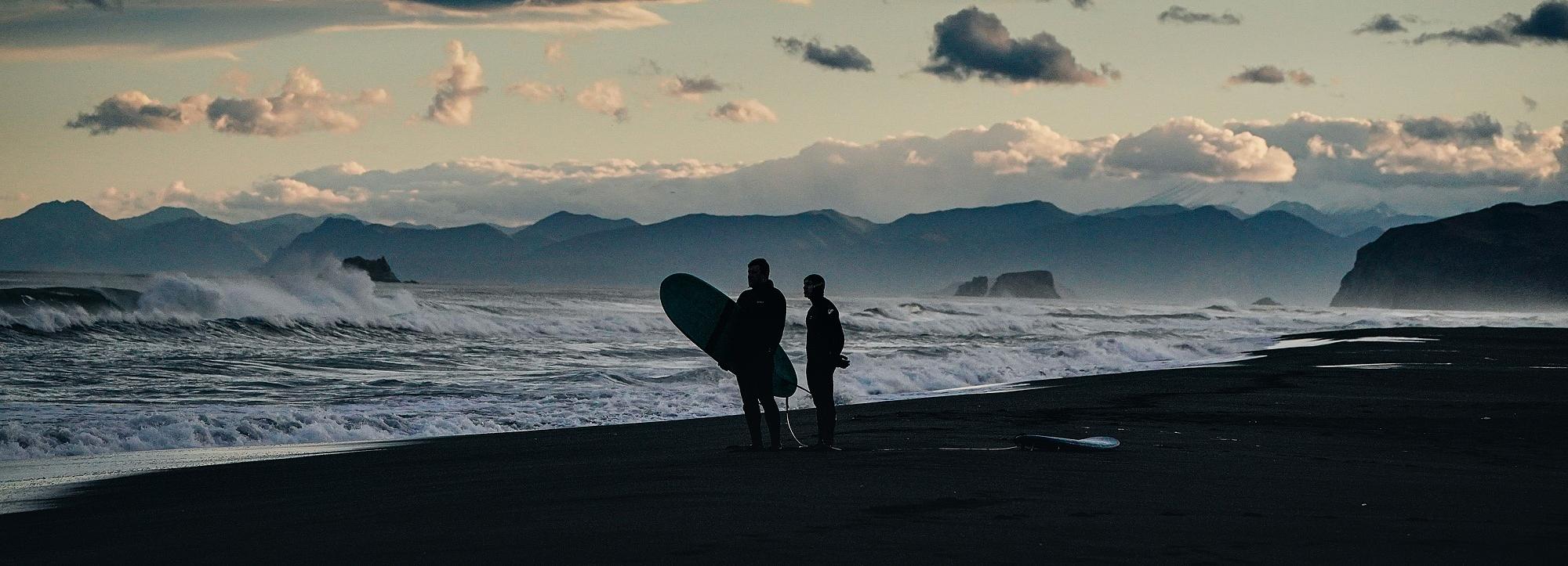 На гребне волны: новосибирский фотограф снял с дрона сёрферов на Камчатке