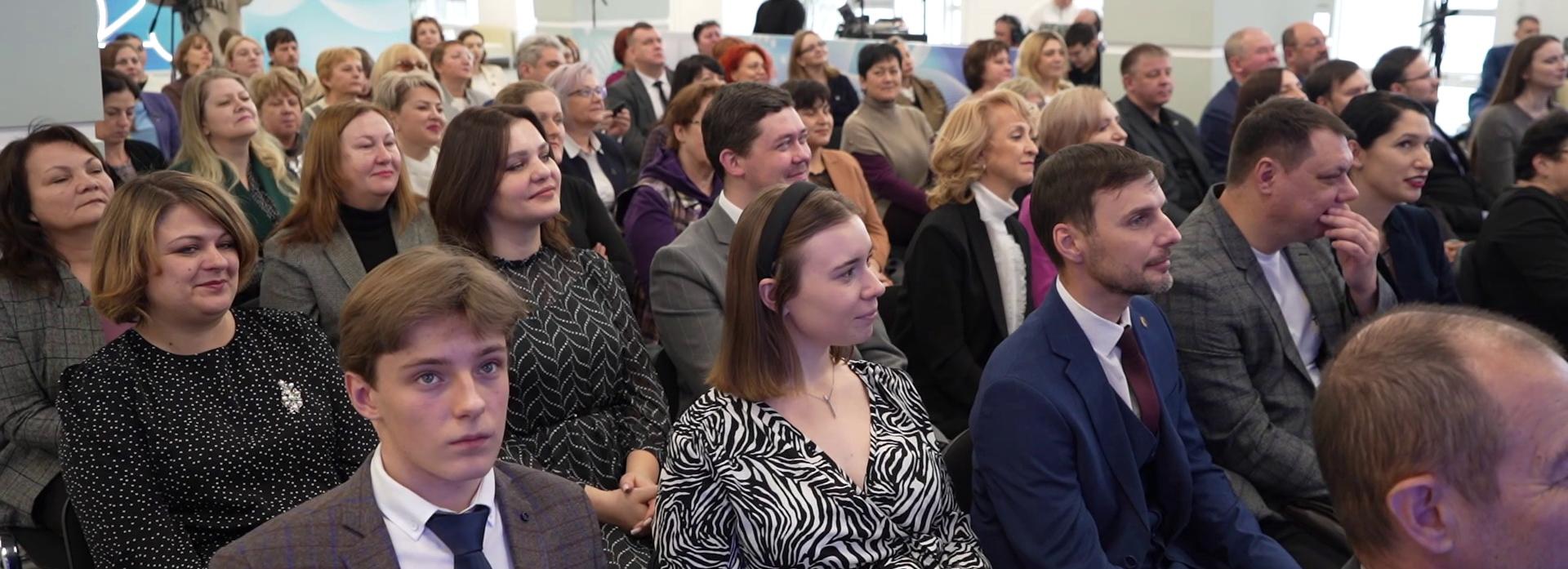 Лучших учителей поощрили за достижения в Год педагога и наставника