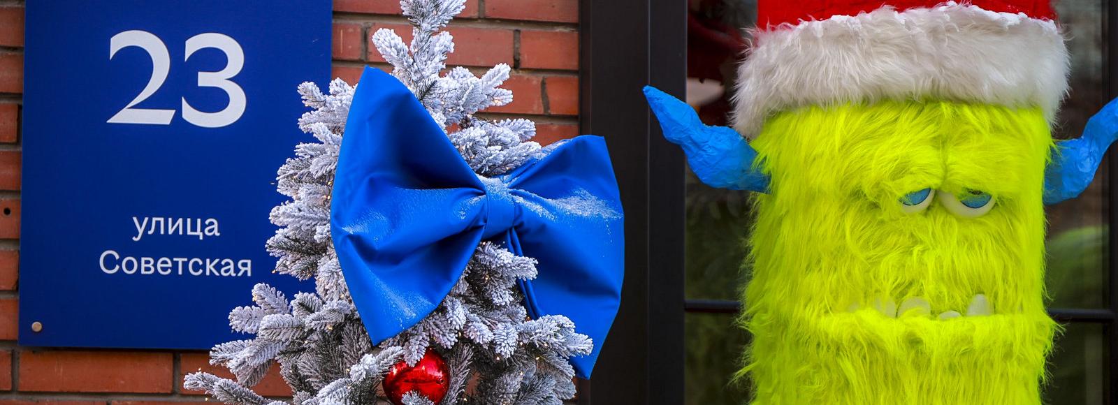 Огромный бык в колпаке и яркие банты — новогодние фотозоны в Новосибирске