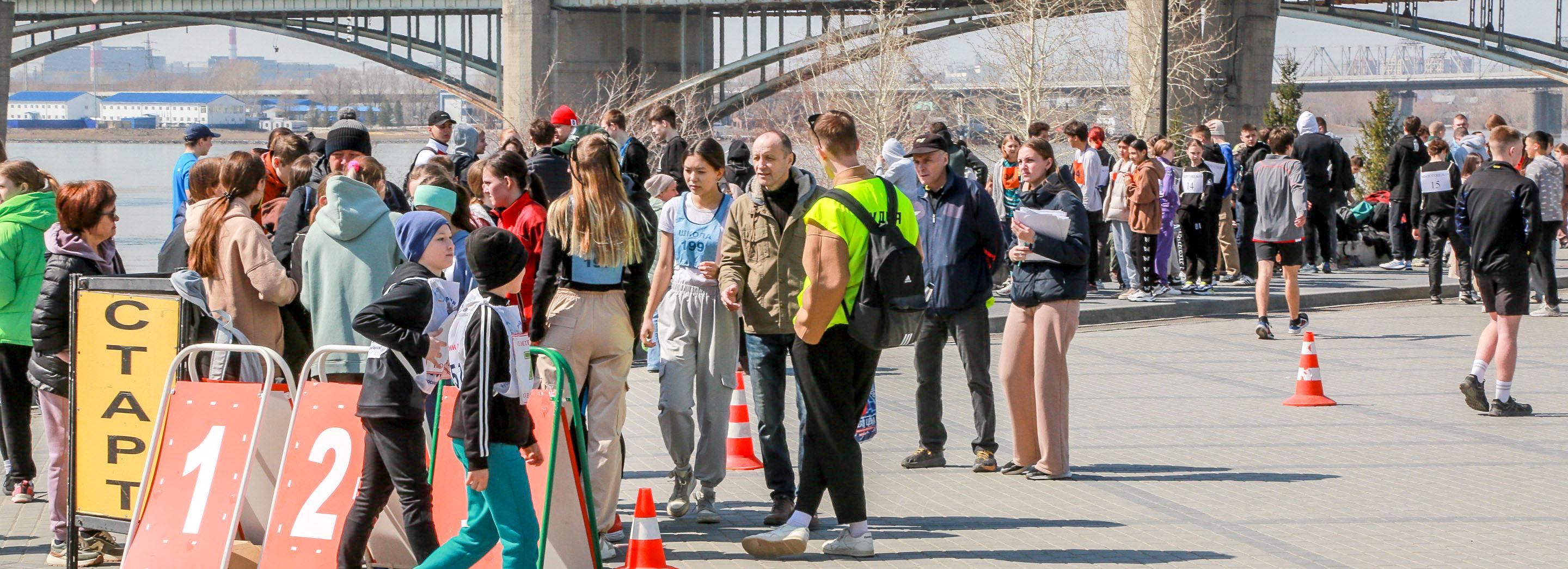 Юбилей Октябрьского района отметили массовой эстафетой на набережной Оби