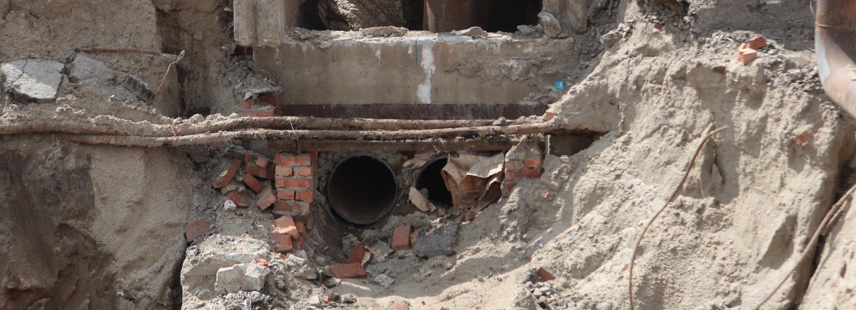 Улицы Выборную и Королёва сузили из-за коммунальных аварий