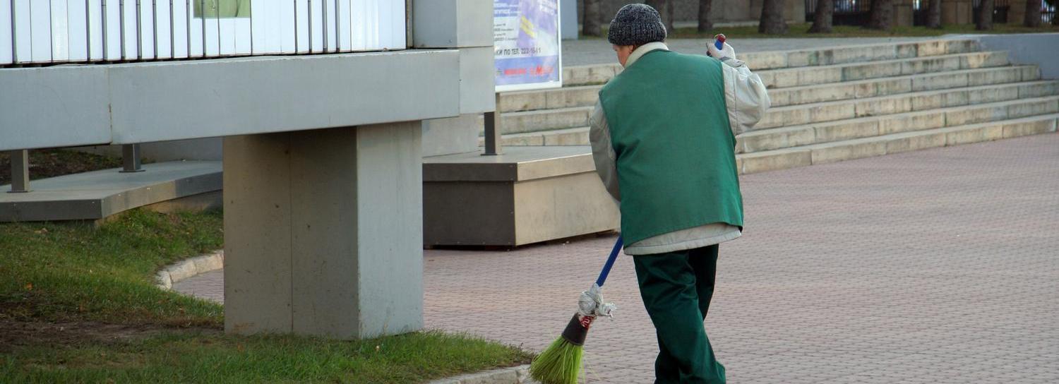 С дефицитом дворников столкнулась Новосибирская область