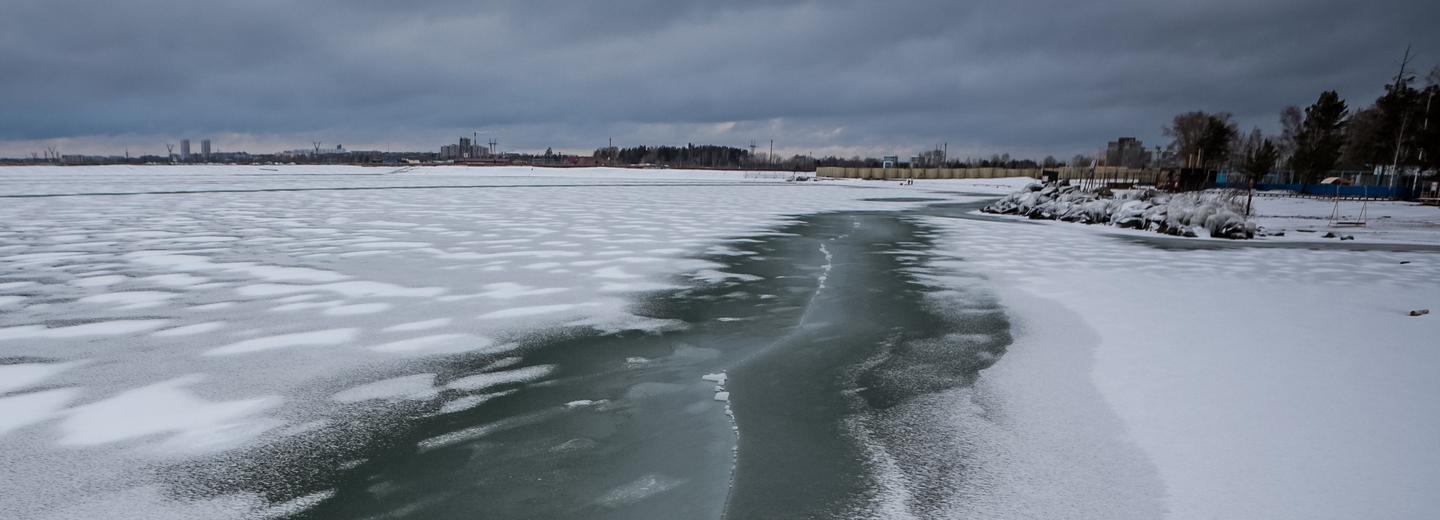 Заматывать ноги газетами в мороз рекомендуют рыбакам спасатели