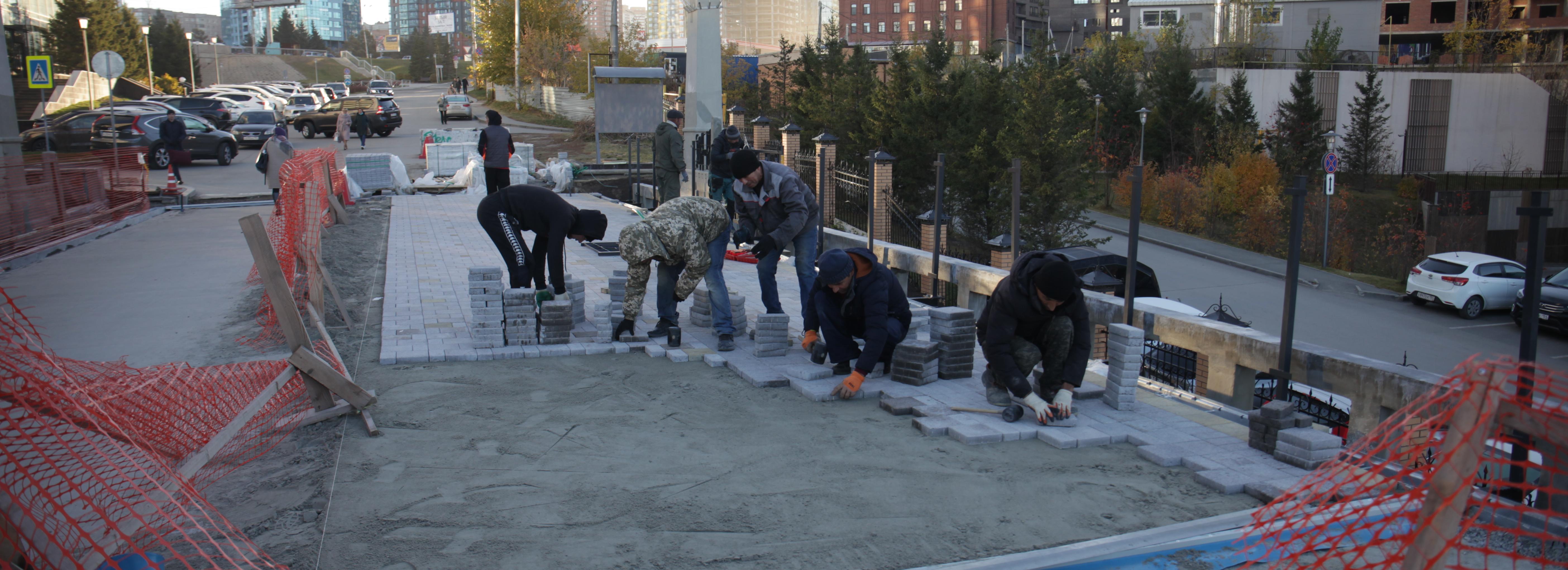 Пешеходный мост на Сибревкома сдадут на десять дней позже срока