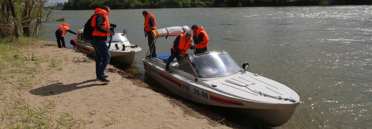 «Купаться ещё нельзя»: мэр Локоть проверил пляж в Бугринской роще