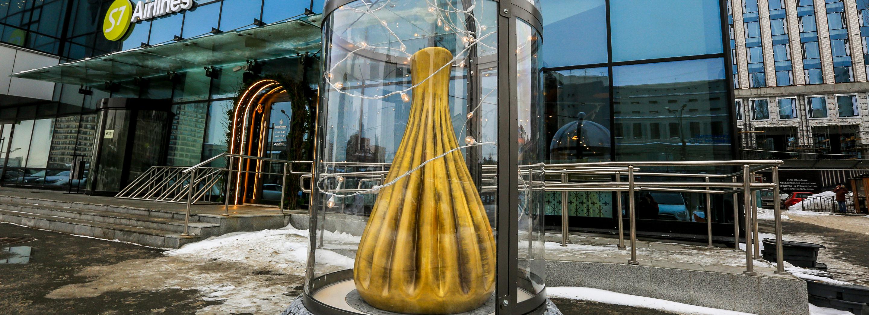 Йода и золотая хинкалина: необычные памятники появляются в Новосибирске