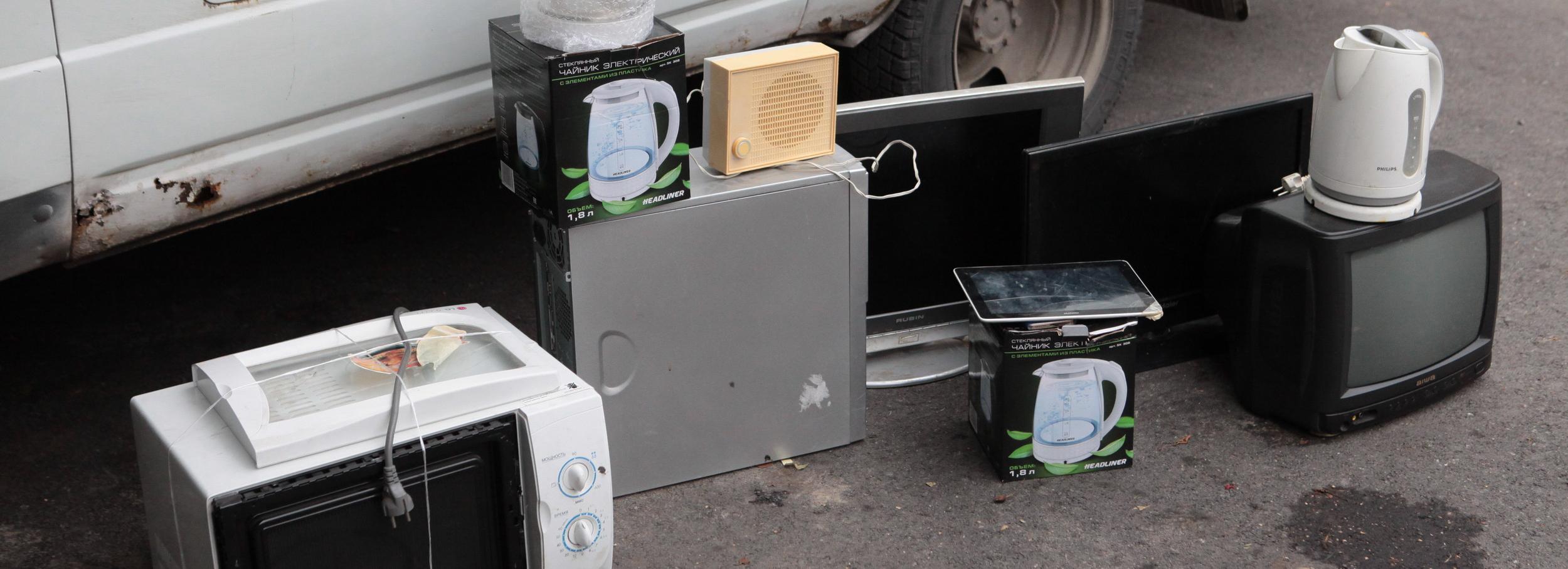 Старые чайники и утюги сдали в экомобиль жители проспекта Дзержинского