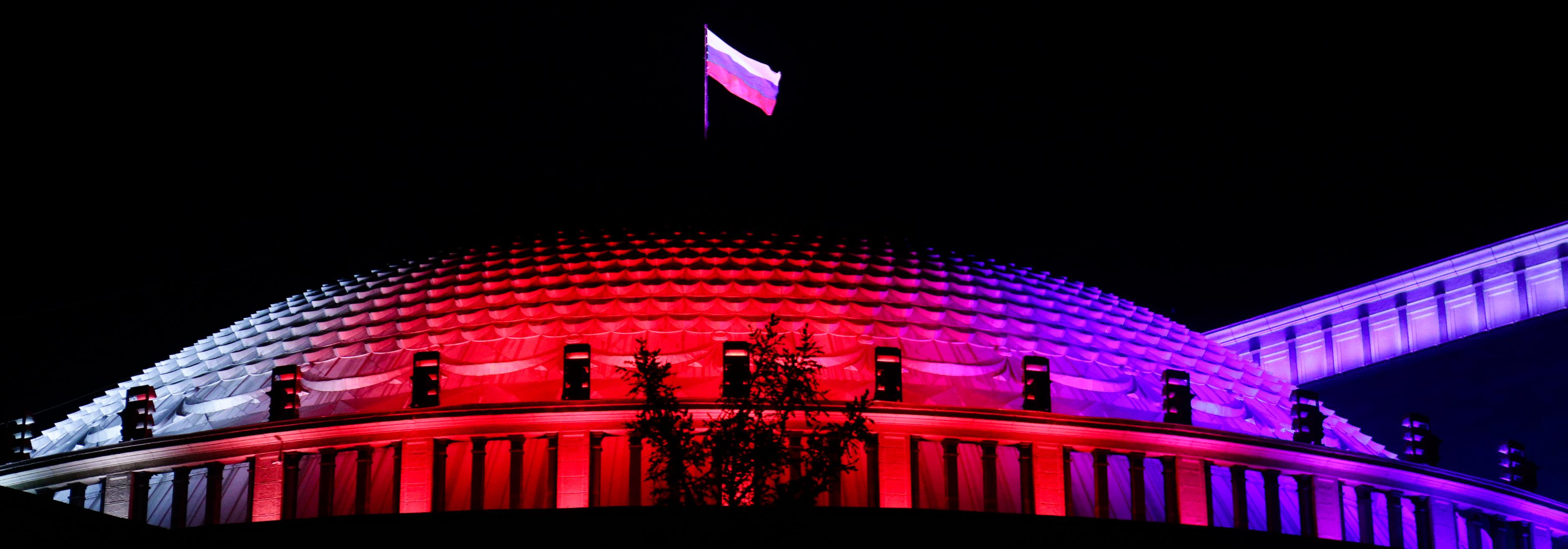 Засиял, как новогодняя ёлка — на оперном новая подсветка за 400 млн