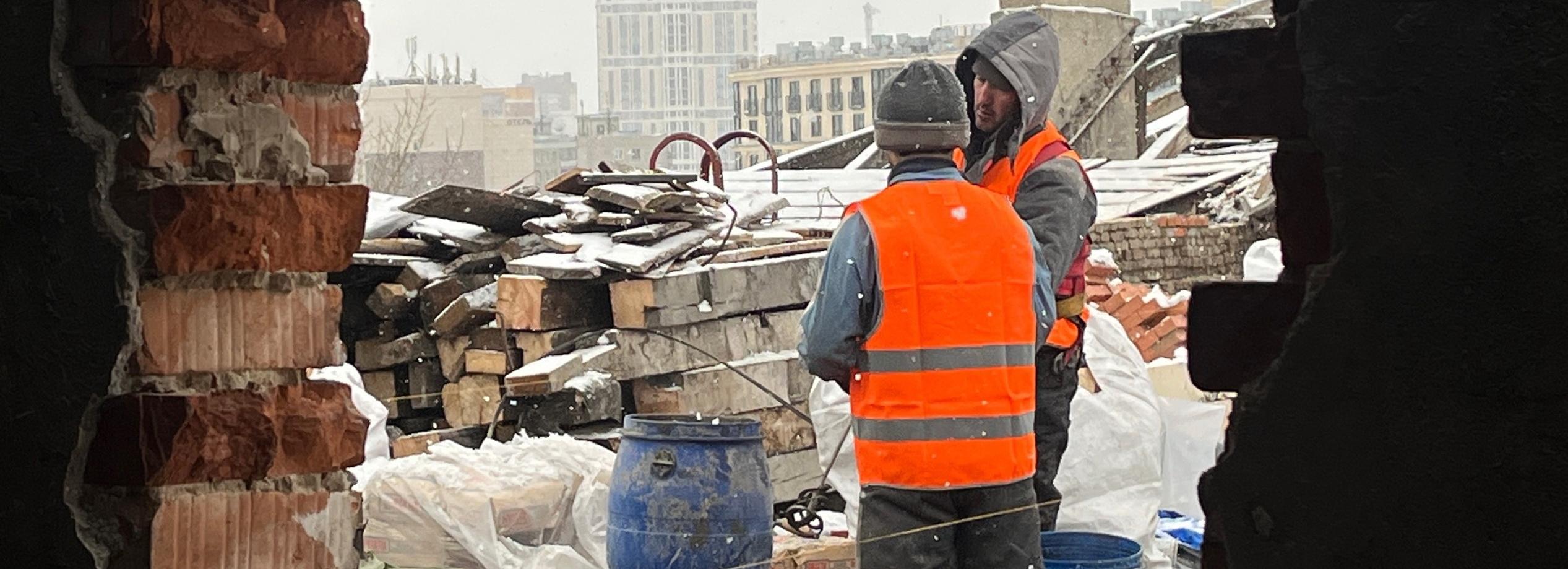 Протекающую крышу на проспекте Дзержинского заменят к середине зимы