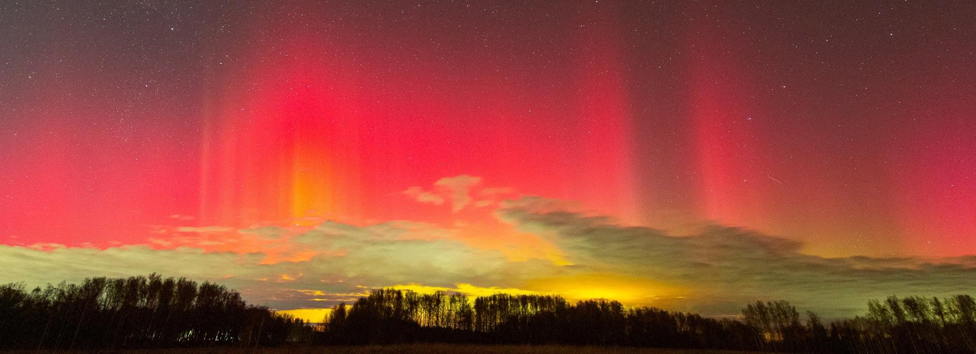«Аплодировал небесному шоу»: астрофотограф снял алое сияние в небе