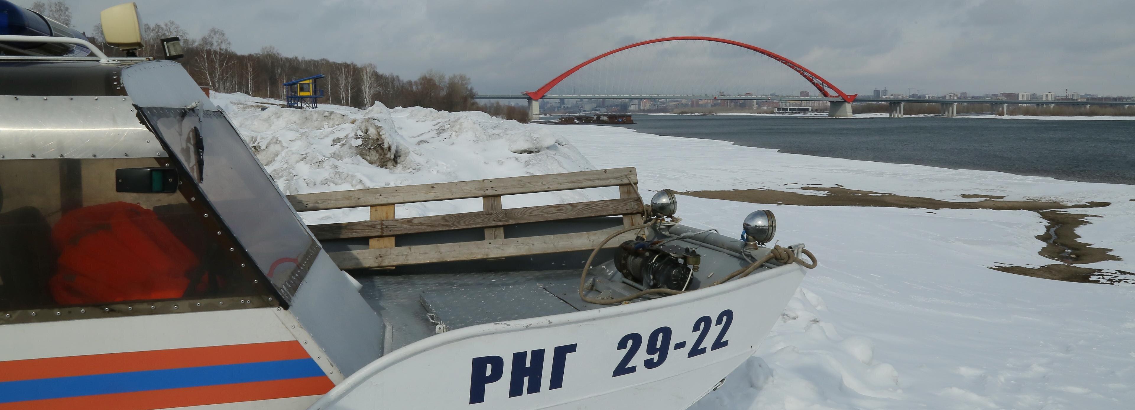 30 рыбаков насчитали спасатели на тонком льду у Бугринского моста