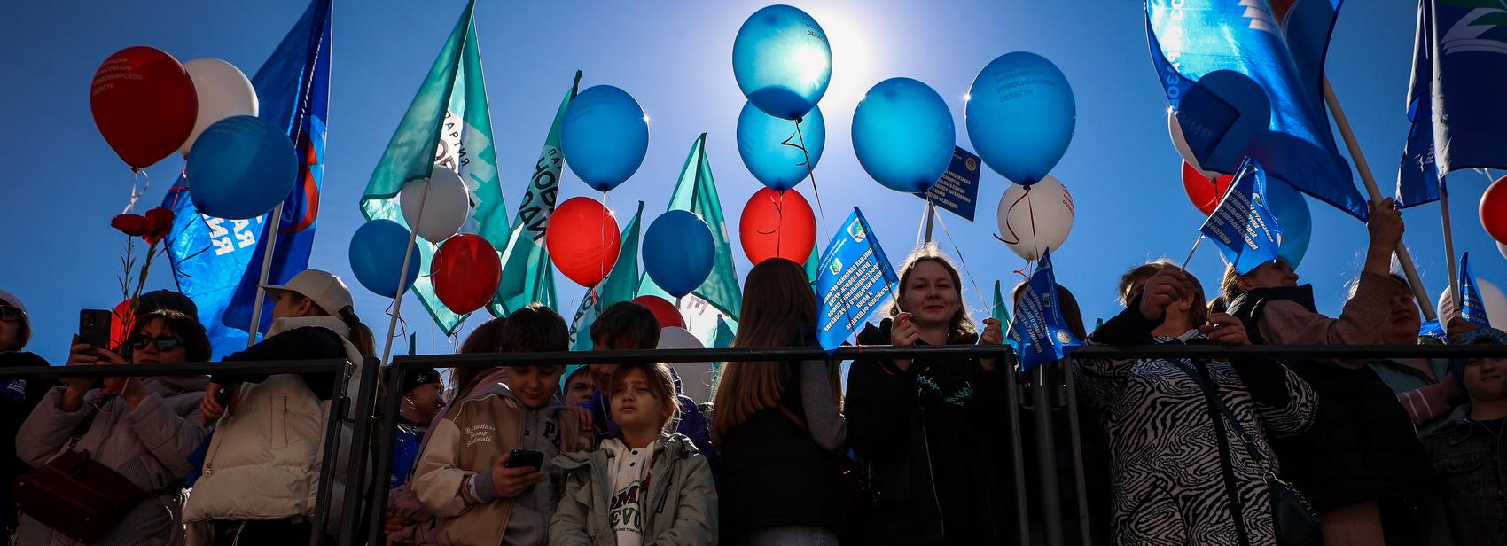 Сотни новосибирцев собрались на маёвку в Центральном парке: 20 ярких фото