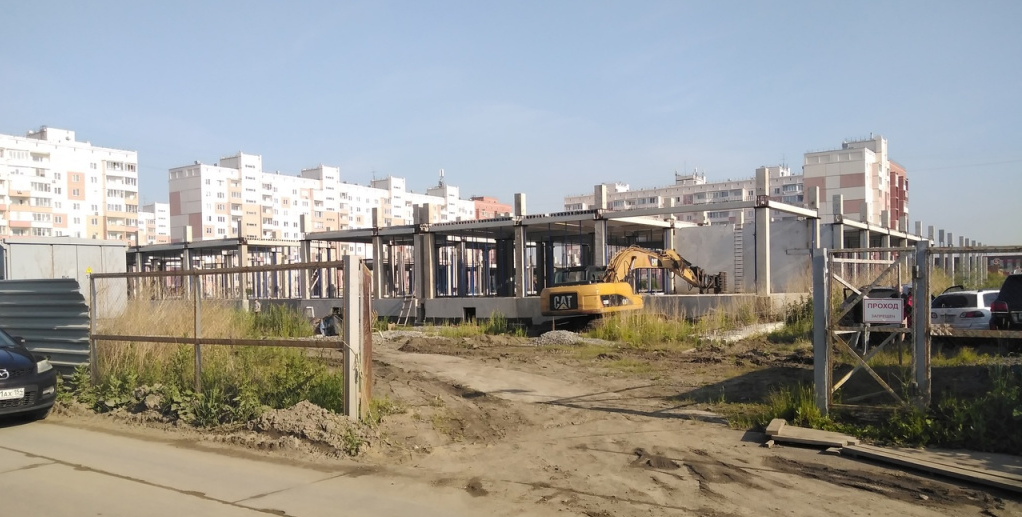 На площадку концессионной школы-долгостроя на Спортивной заехала техника