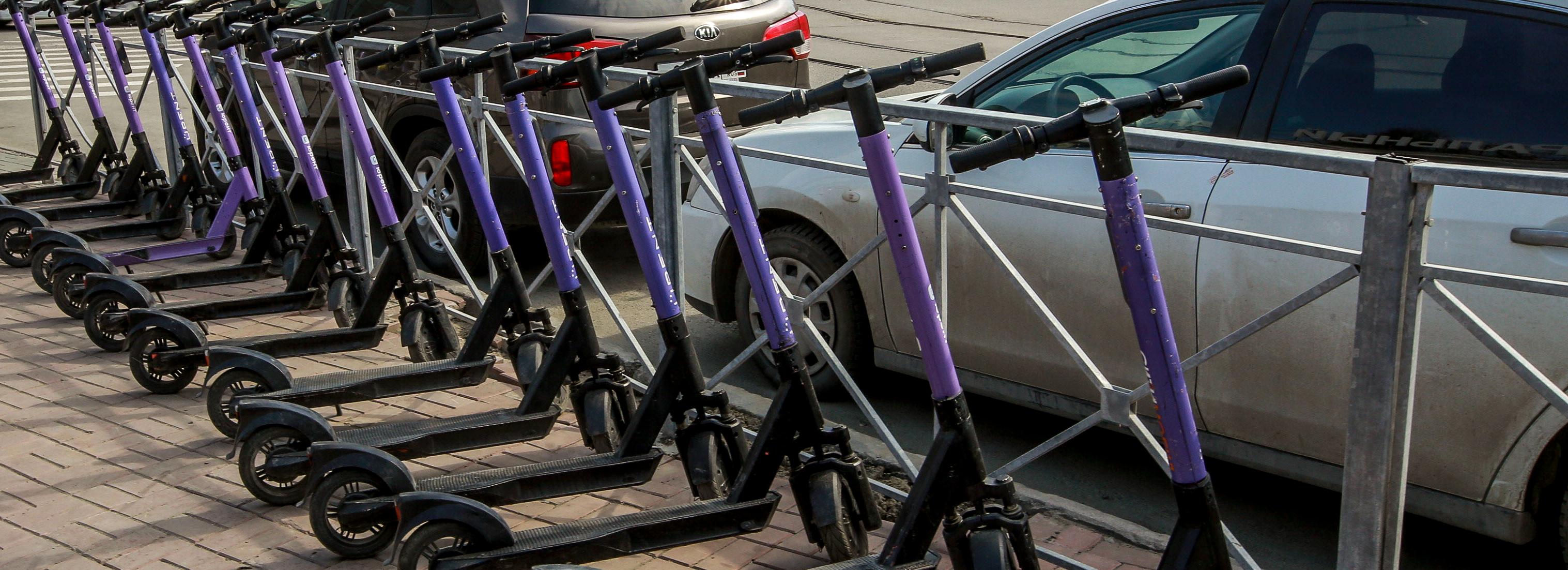 Urent три часа мешала мэрии эвакуировать самокаты с Речного вокзала