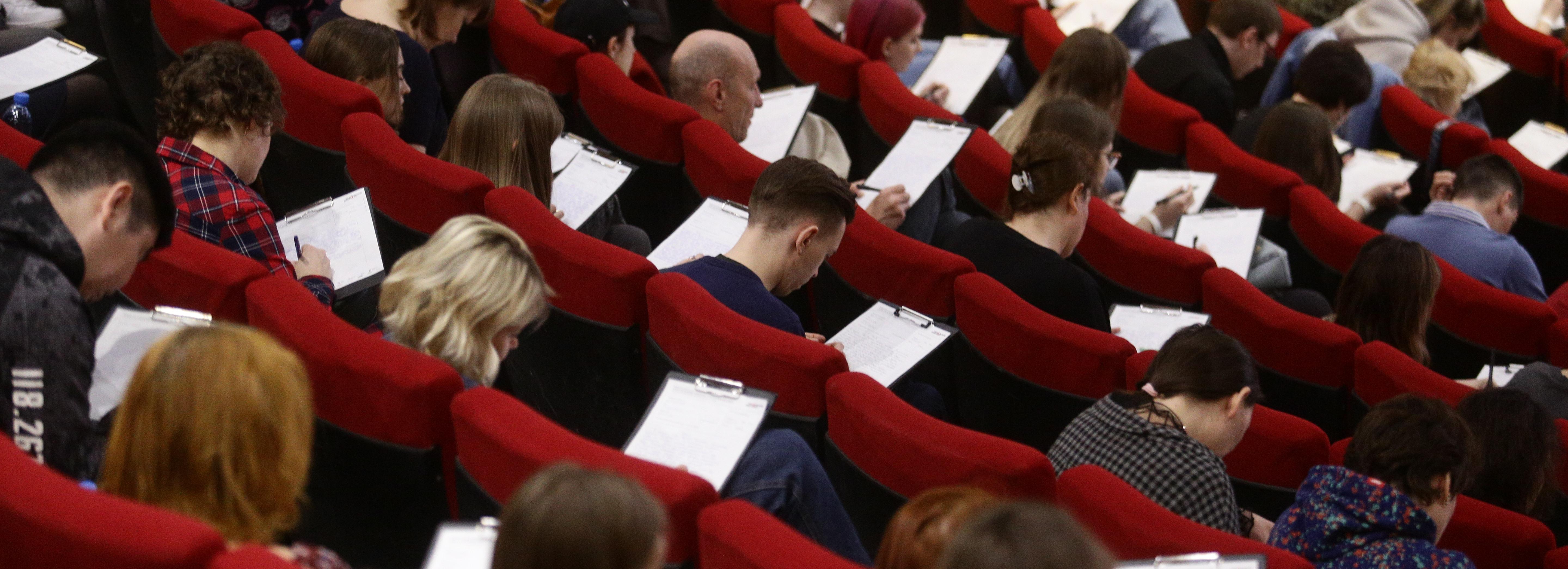 «Тотальный диктант» про любовь написали новосибирцы — фото с площадок