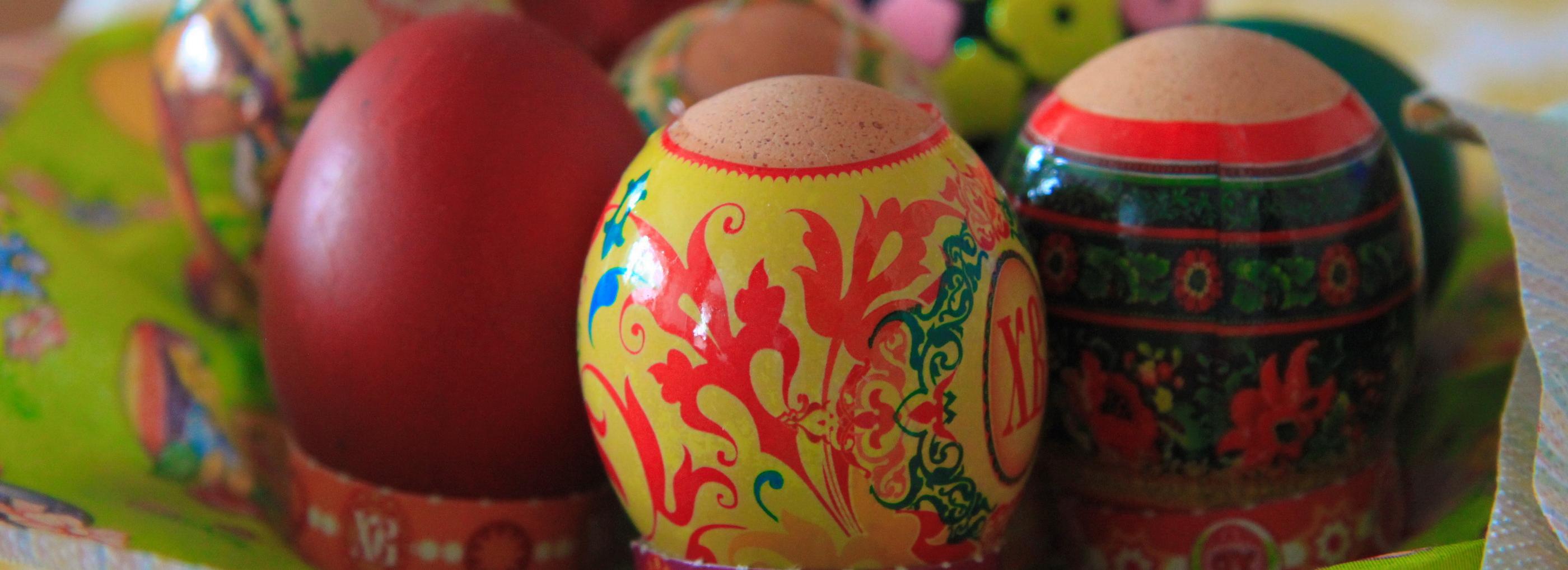 Чем безопасно красить яйца на Пасху — советы учёного НГТУ