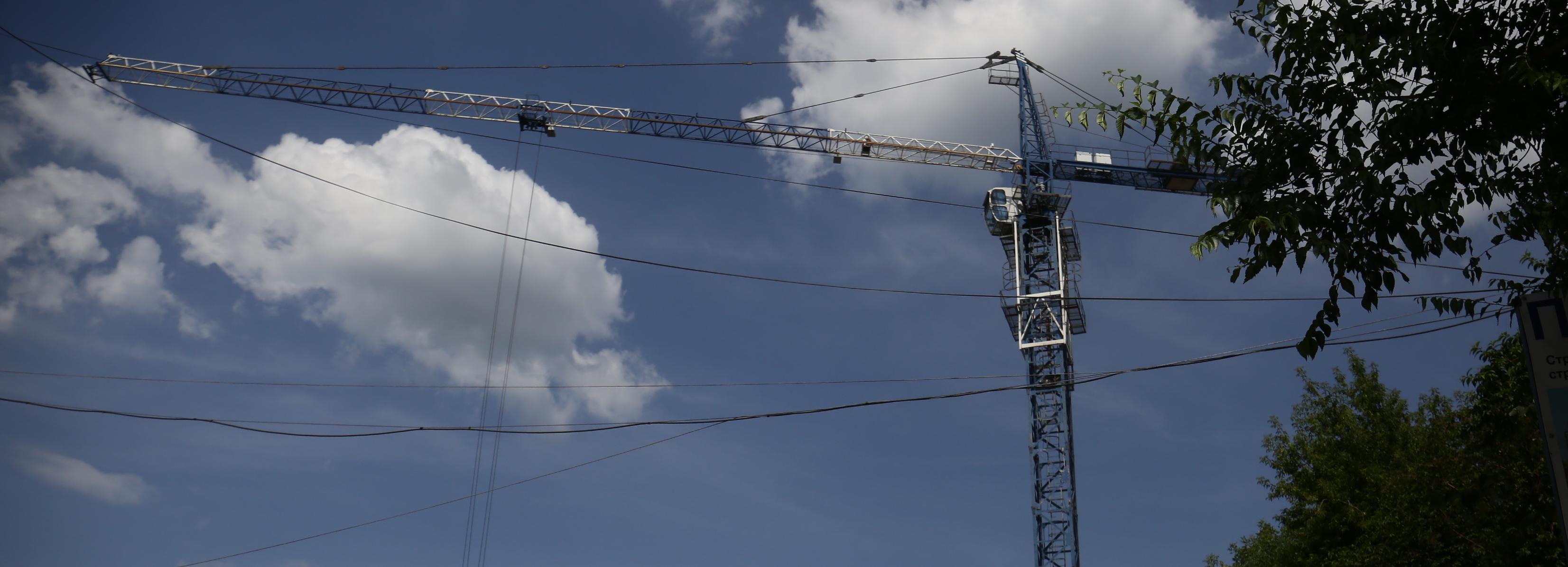 Приставы опечатали опасные для жизни башенные краны в Новосибирске