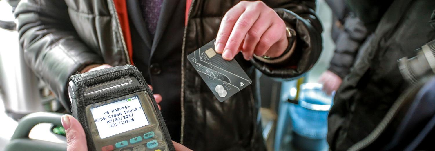 Владельцам карт «Мир» дали скидку на проезд в новосибирском транспорте