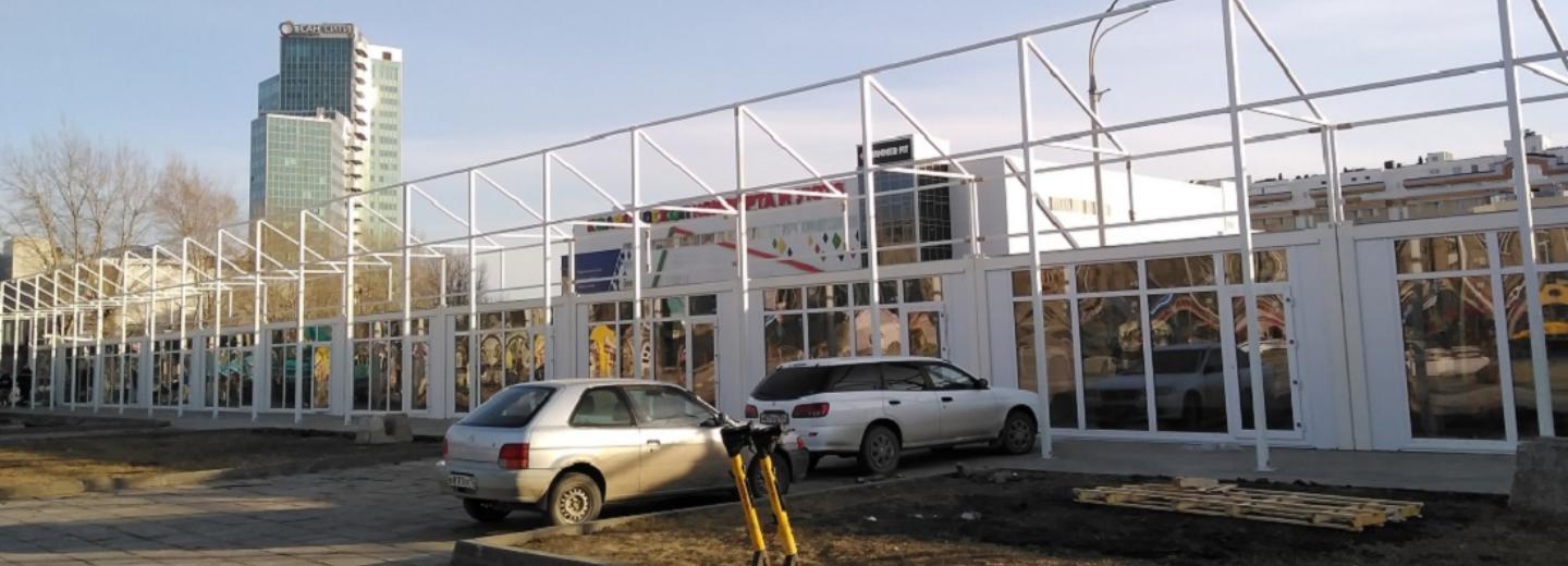 16 павильонов установили на площади Маркса вдоль стройки апарт-отеля