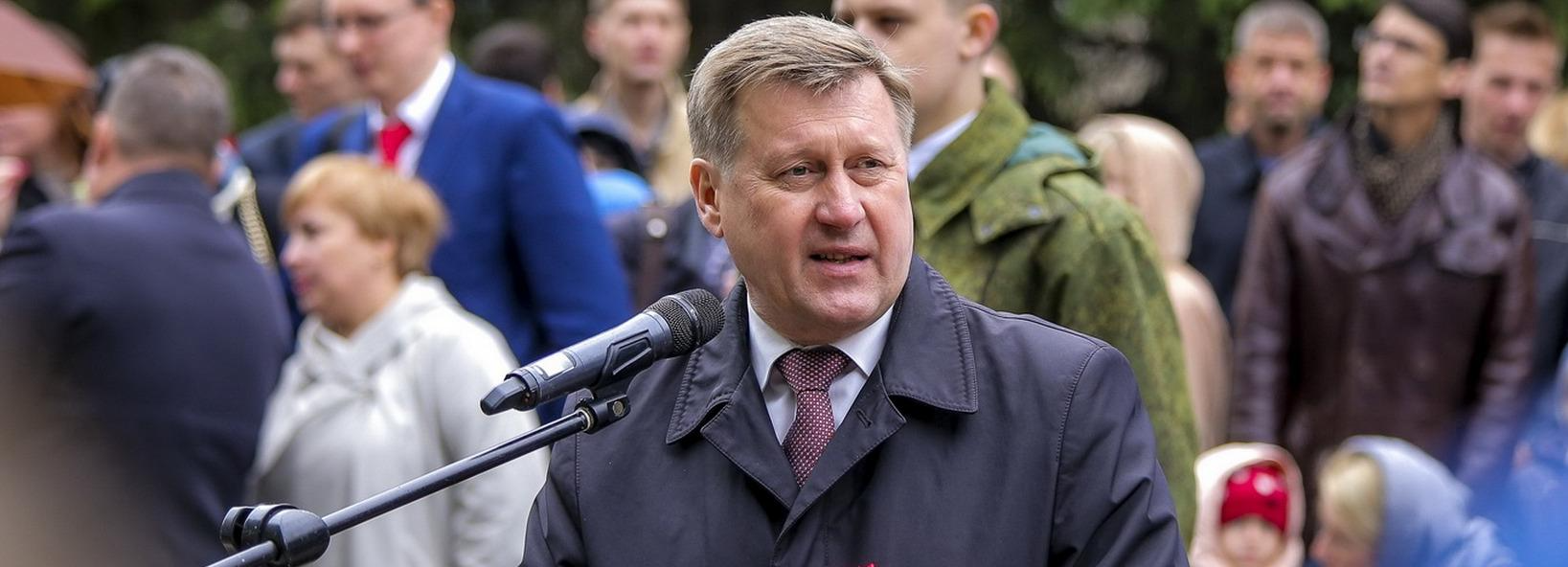 Мэр Локоть поздравляет новосибирцев с 80-летием военного парада в Москве