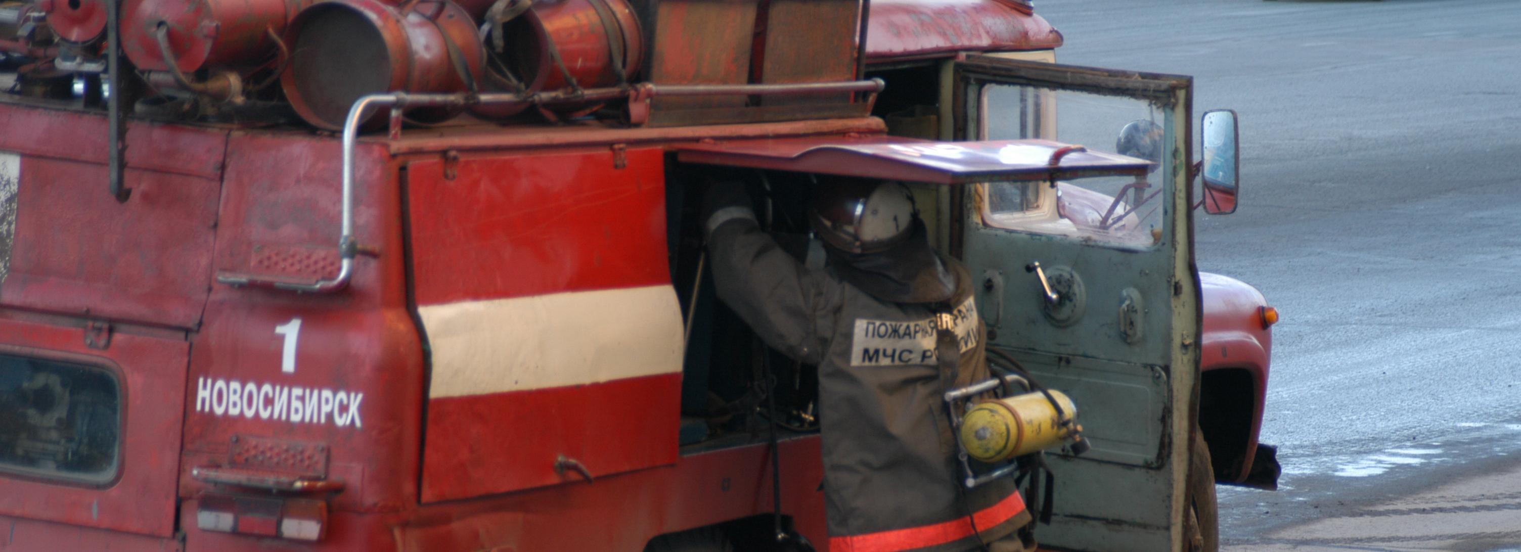 Смыли сажу и копоть — в МЧС показали традиционные проводы на пенсию