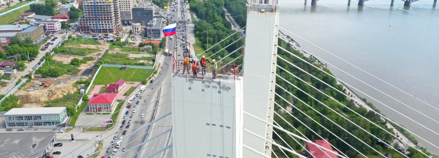 В Новосибирске на 114-метровую высоту подняли государственный флаг России