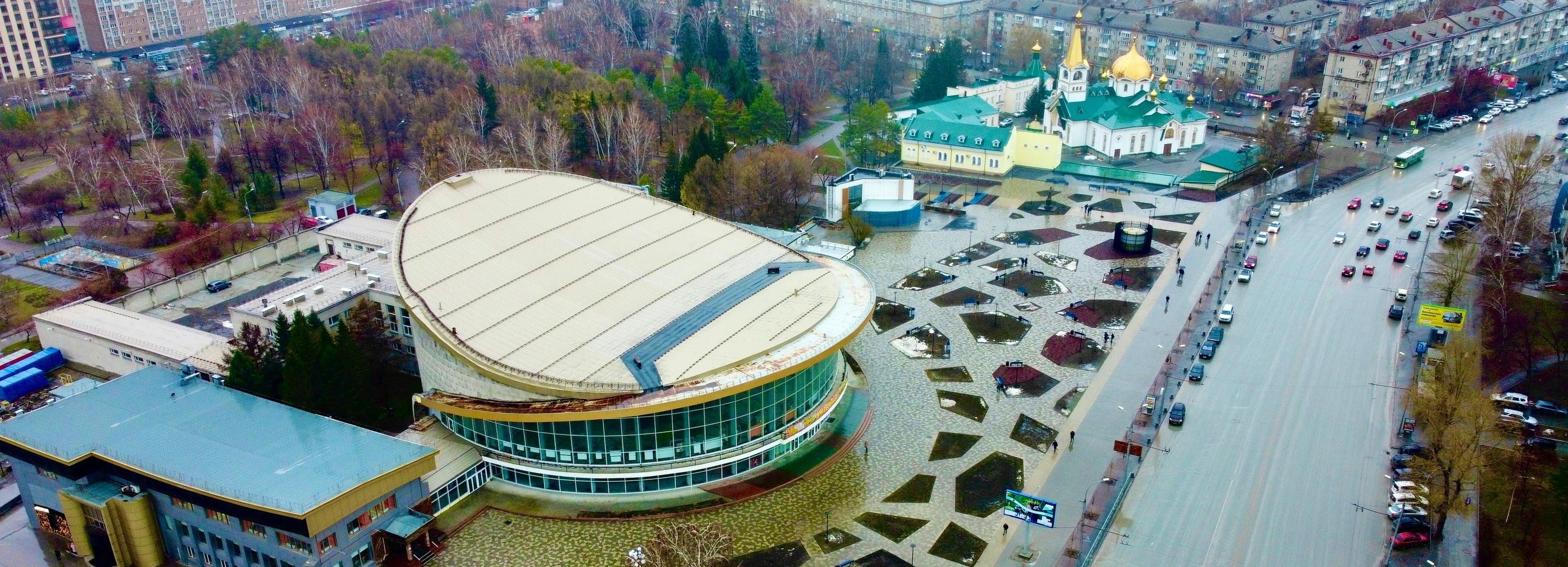 Скамейки, плитка и фонари: как преобразилась площадь у Нарымского сквера