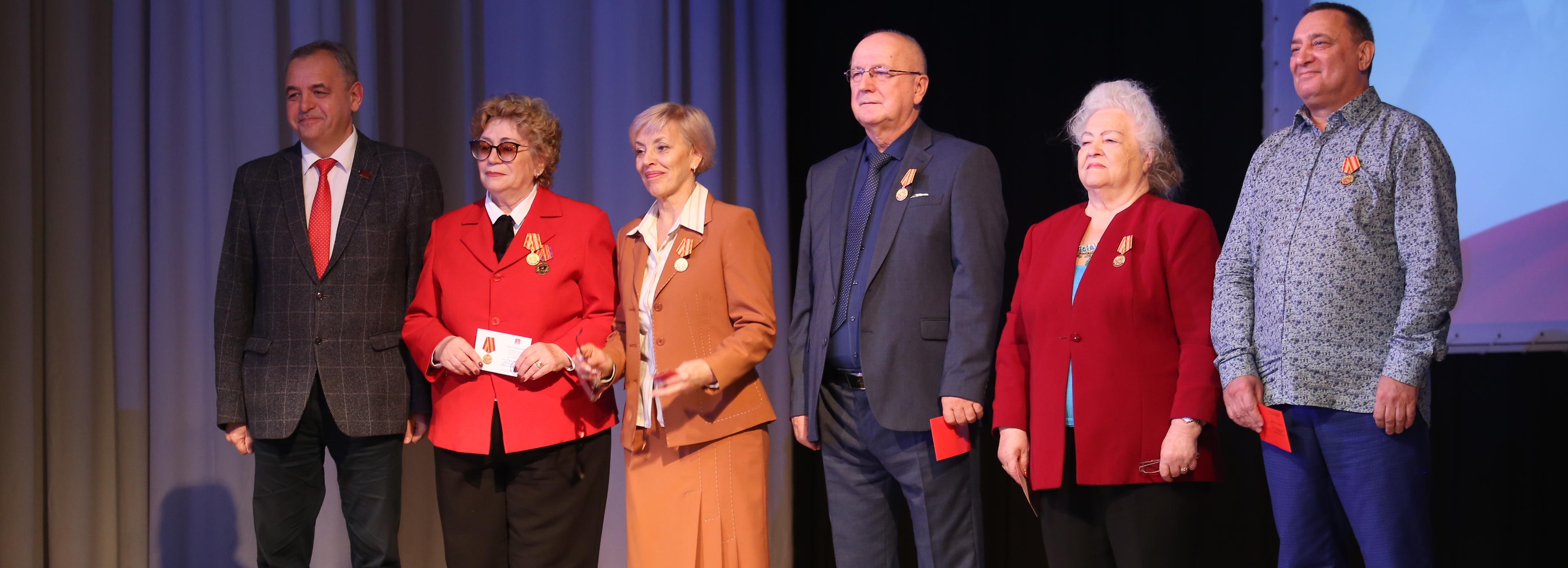 Не расстанусь с комсомолом: в Новосибирске прошёл концерт к юбилею ВЛКСМ