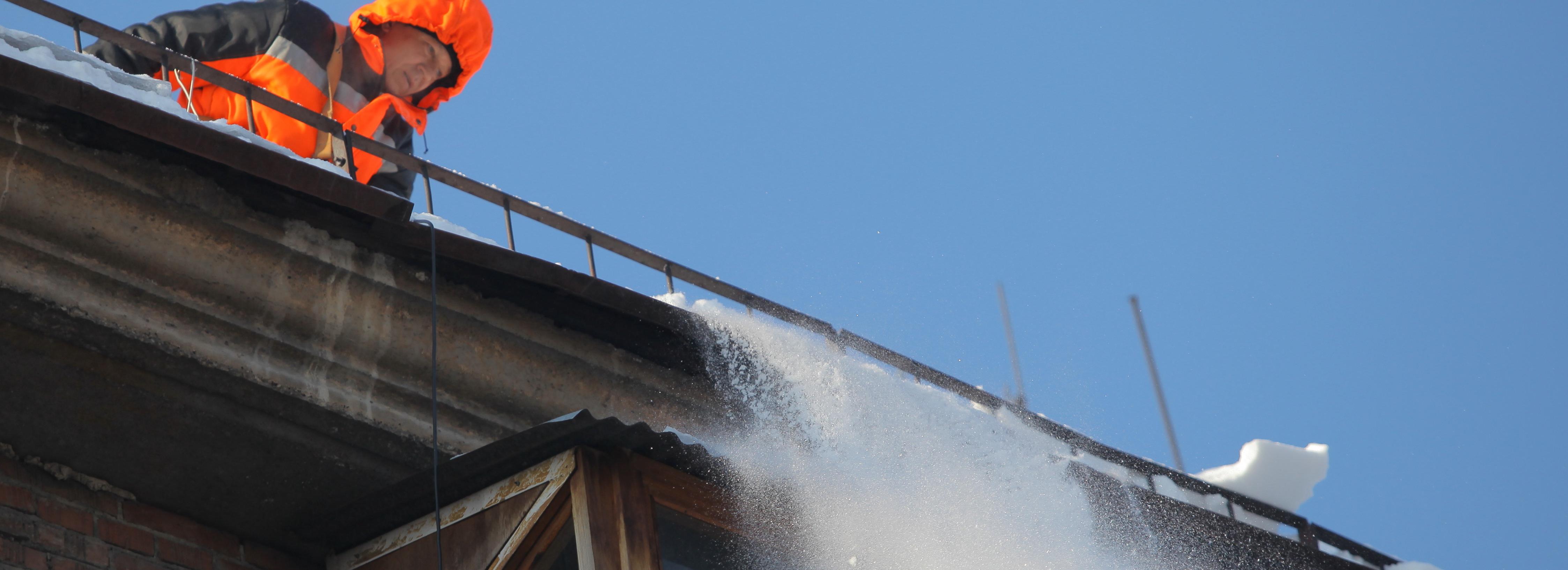 Новосибирский губернатор потребовал убрать снег во дворах и на крышах