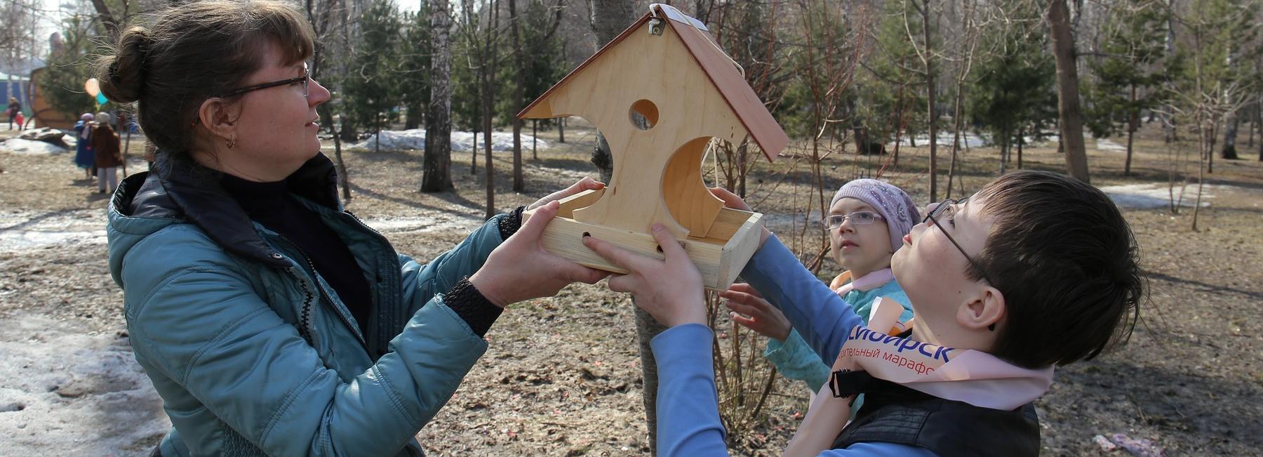 Скворечники из пылесоса, «Лего» и детской машины сделали новосибирцы