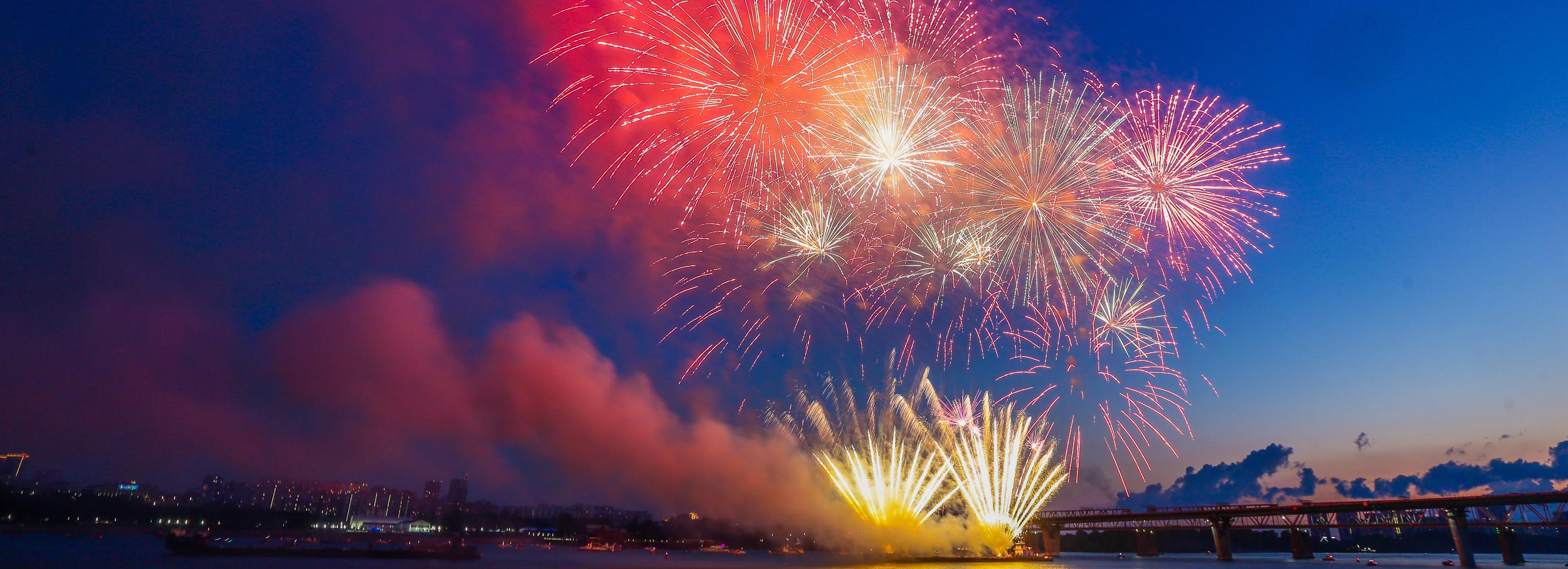 Фестиваль фейерверков отгремел над Обью: новосибирцы выберут лучший