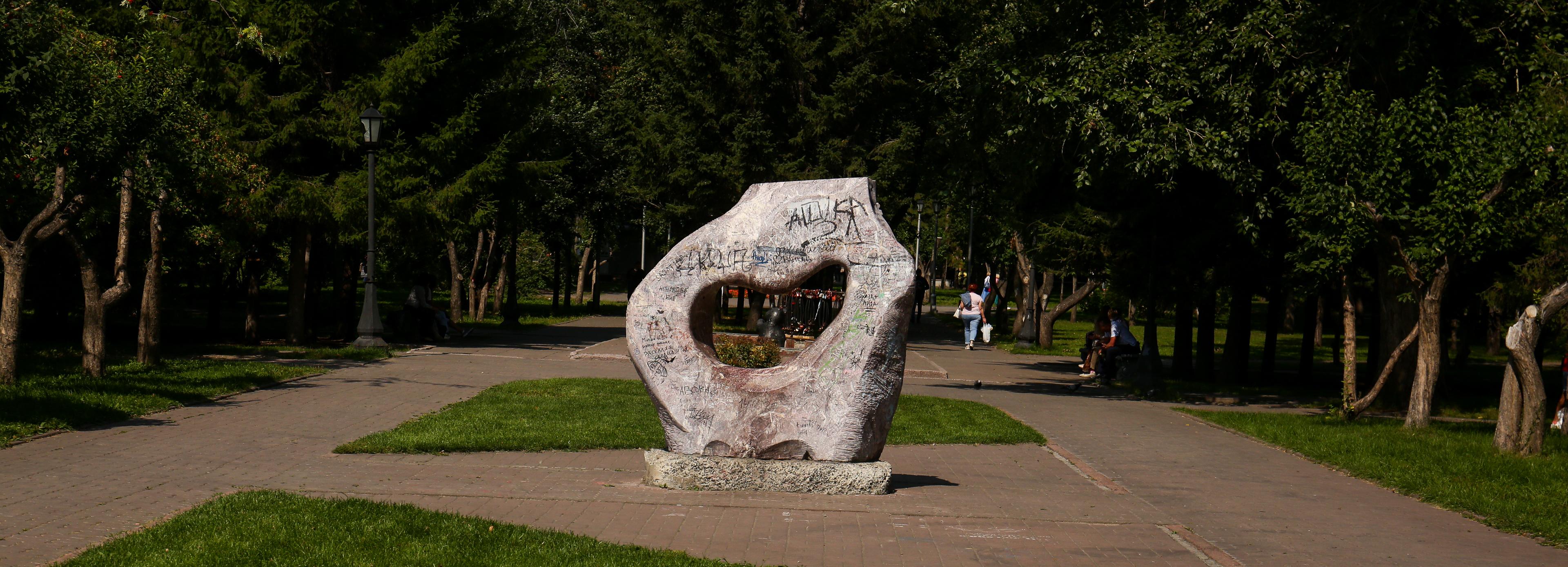 Вокруг Первомайского сквера монтируют забор для реконструкции