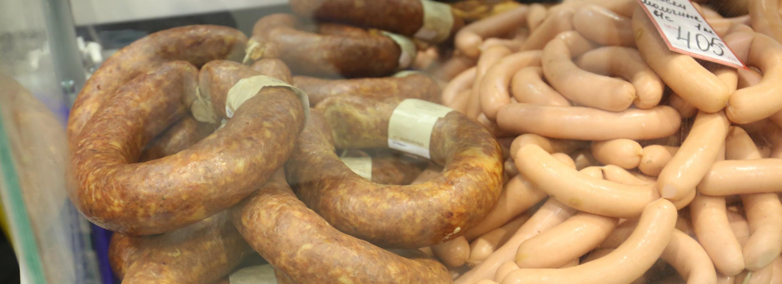 Колбасу со скидкой предлагает ярмарка на Петухова