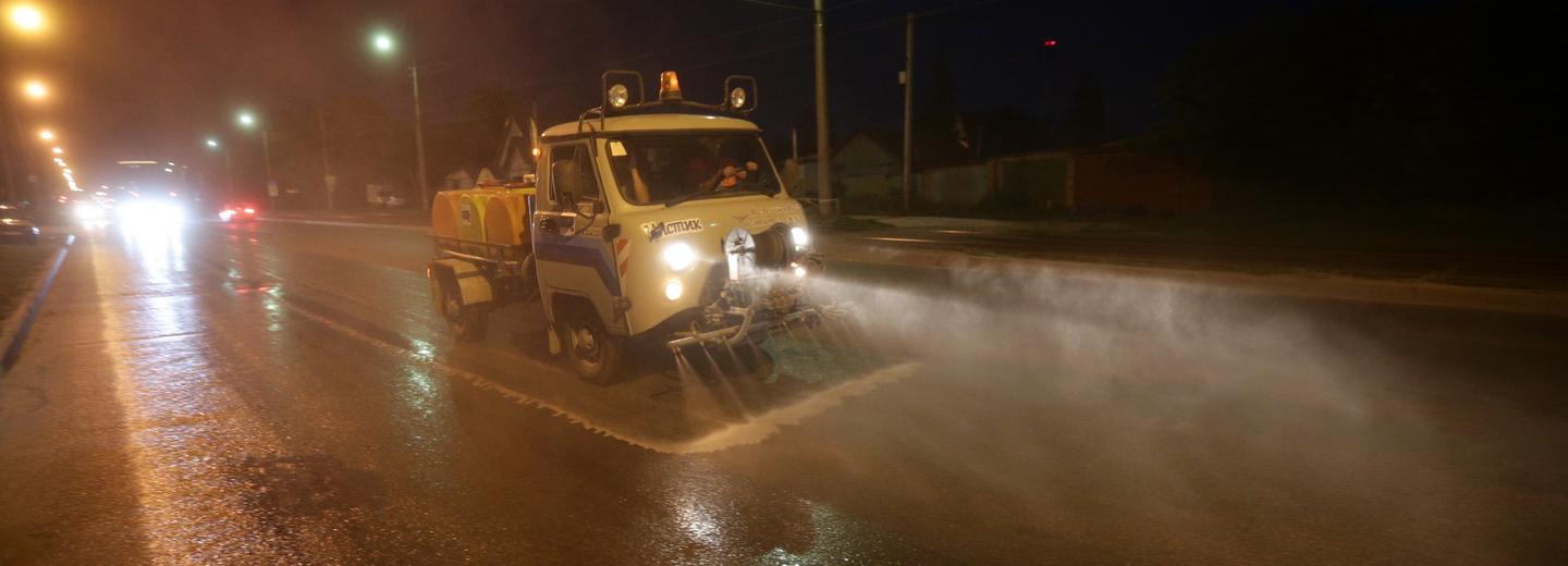 Зачем новосибирские дороги поливают в жару и моют после дождя