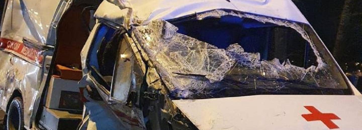 Скорая помощь опрокинулась на бок в ночном ДТП на Петухова